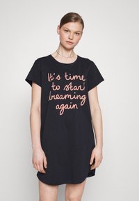 Sukienka z bawełny w kolorze granatowym, z luźnym krojem, krótkimi rękawami i różowym, odręcznie napisanym tekstem "Czas znów zacząć marzyć."