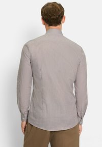 Langärmliges gestreiftes Hemd in Creme- und Burgundtönen, mit klassischem Kragen und Knopfmanschetten, maßgeschneiderter Passform und abgerundetem Saum.