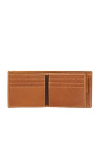 Portafoglio bifold in pelle tan aperto, che mostra sei scomparti per carte e due grandi compartimenti con cuciture visibili.
