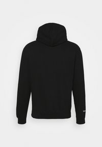 Felpa nera con cappuccio caratterizzata da una texture uniforme, polsini e orlo a costine, e un dettaglio del logo minimale sulla parte inferiore della manica.