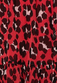Rode stof met een gedurfde zwart en roze luipaardprint, voorzien van een gestructureerd oppervlak en gathered ruffle details aan de zoom.