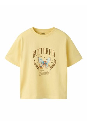 T-shirt jaune à manches courtes avec un motif de papillon bleu et orange, le texte "BUTTERFLY" au-dessus et le texte "Garden" en dessous, au centre devant.