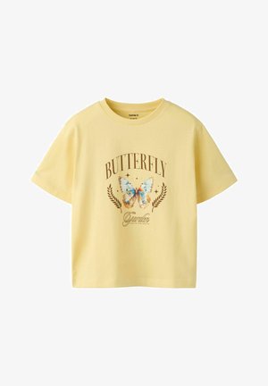 Gelbes T-Shirt mit kurzen Ärmeln, blau-orangen Schmetterlingsgrafik, darüber der Schriftzug „BUTTERFLY“ und darunter „Garden“ in der Mitte vorne.