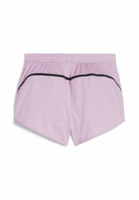 Lyserøde træningsshorts med elastisk talje, sort sammensætning på siden og et glat, tekstureret stof.