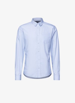 Camisa de botones azul claro con rayas verticales blancas, de mangas largas, con un bolsillo en el pecho y un cuello clásico. Textura de tela suave.