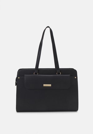 Sac à main rectangulaire noir avec deux longues anses, poche à rabat à l'avant avec une petite étiquette de marque dorée, et des clous dorés discrets sur les côtés.