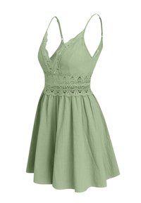 Robe sans manches vert sauge avec bordure en dentelle sur un décolleté en V profond et à la taille, bretelles fines réglables et jupe évasée.