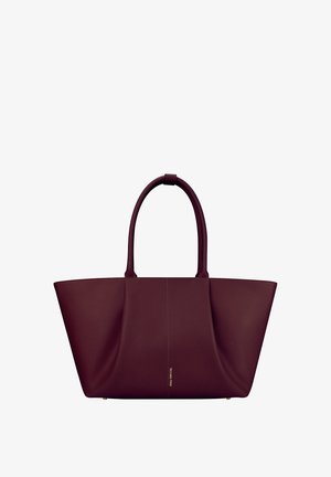 Donker bordeaux leren schoudertas met twee handvatten en subtiele gouden branding op het voorpaneel.