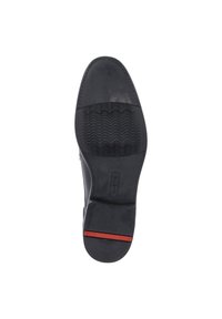 Schwarze Schuhsohle mit strukturiertem Profil. Verfügt über einen glatten Zehenbereich und einen kontrastierenden roten Akzent an der Ferse. Robustes Gummimaterial.