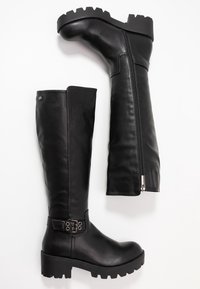 Černé kožené vysoké boty s texturovaným povrchem, robustní gumovou podrážkou, bočním zipem a dekoračními přezkami.