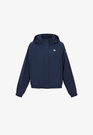 Chaqueta azul marino con capucha, cremallera frontal, puños elásticos y un pequeño logo de paraguas en el pecho; confeccionada con un material ligero y resistente al agua.