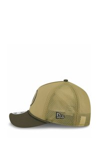 Baseballkappe mit einer khakifarbenen Vorderseite, einem Netzrücken, einem gebogenen Schirm und gesticktem Logo an der Seite. Farbkontrast zwischen den Stoffarten.