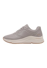 Zapatilla deportiva de color gris claro con parte superior sintética, diseño con cordones, mediasuela acolchada y suela exterior blanca texturizada. Presenta un acento de "Confort Arco".