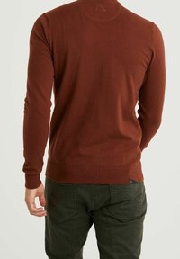 CHASIN' Stickad tröja - brown