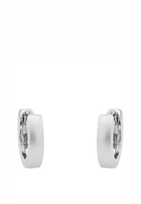 Par av små, släta, rektangulära silvriga hoop-örhängen med matt yta och gångjärnsstängning.