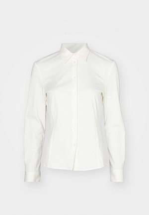 Biała koszula z długim rękawem wykonana z miękkiego materiału, z wywiniętym kołnierzykiem, zapinana na guziki, o dopasowanym kroju i lekko rozkloszowanym dole.