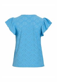 Világoskék, rövid ujjú blúz virágmintás lyukacsos anyagból, fodros ujjakkal, hátulról fehér háttér előtt.