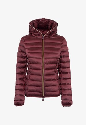 Bordeaux pufferjack met een ritssluiting aan de voorkant, capuchon en horizontaal gestikte design. Het materiaal is glad en glanzend, met elastische manchetten.