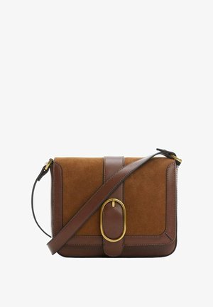 Sac bandoulière en daim et cuir marron avec une large sangle réglable et une fermeture à boucle ovale dorée sur le rabat avant.