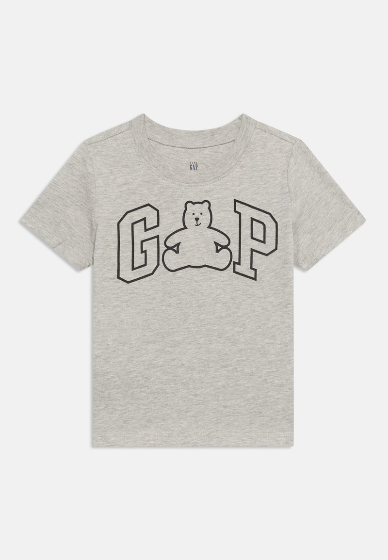 Ανοιχτό γκρι κοντομάνικο μπλουζάκι με μαύρα περιγραμμένα γράμματα "G" και "P" και μια εικόνα αρκούδας ανάμεσά τους στο μπροστινό μέρος.