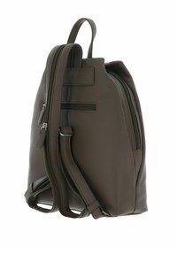 Sac à dos en cuir marron au design épuré, avec une poignée supérieure, des bretelles réglables et deux compartiments zippés sur les côtés.