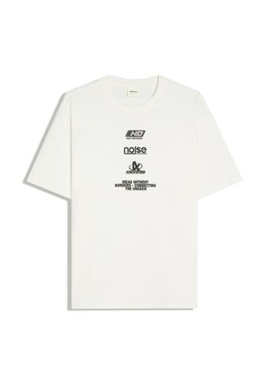 Hvid kortærmet t-shirt med sort tekst og logoer med teksten "HD High Defiance", "noise lab system", "Archives" og "Ideas without borders connecting the unseen."