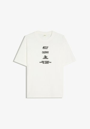 Biały T-shirt z krótkim rękawem z czarnym tekstem i logo z napisami "HD High Defiance", "noise lab system", "Archives" oraz "Ideas without borders connecting the unseen."