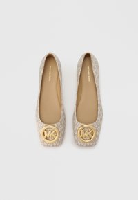 Ballerines en tissu beige avec bout carré, emblème logo circulaire doré, et motif MK discret sur la surface.