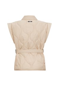 Beige gesteppte Weste mit Taillengürtel, überschnittenen Schultern und Kragen. Zeigt eine glatte Textur und subtile Steppmuster.