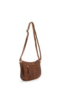 Hnědá kožená crossbody taška s hladkým povrchem, nastavitelným popruhem a přední kapsou na zip; má kontrastní švy.
