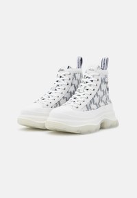 Sneaker alte bianche con un lato trasparente a motivo pied-de-poule, suola spessa e dettagli in metallo argentato. Imbottiti con occhielli rinforzati.