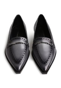 Loafers negri din piele cu vârf ascuțit, decorate cu detalii perforate și talpă plată. Prezintă o bară decorativă de culoare argintie peste partea superioară.