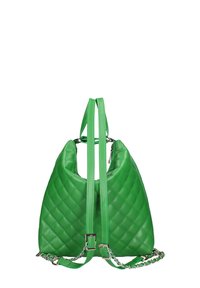 Borsa in ecopelle verde trapuntata con doppie tracolle, dettagli in catena argentata e un design spazioso per diverse opzioni di trasporto.
