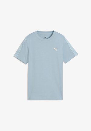 Lyseblå Puma T-shirt med korte ærmer, rund hals og hvid Puma-logo på venstre bryst samt striber med logoer på ærmerne.