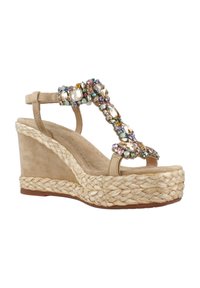 Sandali wedge beige con suola in juta intrecciata, caratterizzati da un design con T-strap decorato con gioielli e parte superiore in morbido scamosciato.