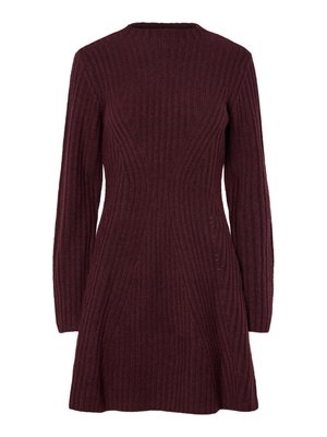 Vestido de punto en burdeos con textura acanalada, mangas largas y falda acampanada. Presenta un escote redondo y un corsé ajustado.