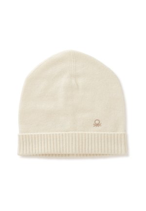 Crème-kleurige beanie gemaakt van zacht gebreid materiaal, met een geribde manchette en een klein logo-detail aan de zijkant.
