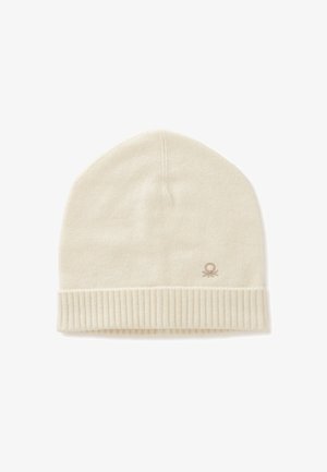 Cremfarbener Beanie aus weichem Strickmaterial mit einem gerippten Bündchen und einem kleinen Logo-Detail an der Seite.
