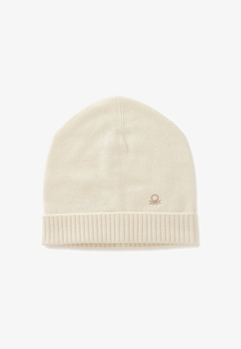 Berretto color crema realizzato in morbido materiale lavorato a maglia, con un polsino a coste e un piccolo logo sul lato.