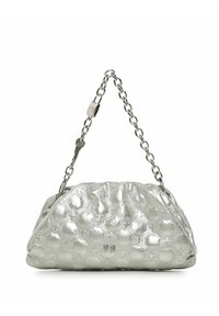 Borsa metallizzata argento con motivo a rombi, tracolla a catena e parte superiore arricciata. Texture liscia e logo sottile sul fronte.