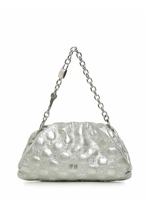 Borsa metallizzata argento con motivo a rombi, tracolla a catena e parte superiore arricciata. Texture liscia e logo sottile sul fronte.