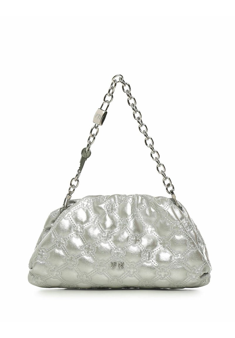 Borsa metallizzata argento con motivo a rombi, tracolla a catena e parte superiore arricciata. Texture liscia e logo sottile sul fronte.