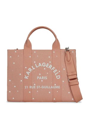 Różowa torba na ramię z płótna z uchwytami i odpinanym paskiem, ozdobiona białymi perłami i napisem "KARL LAGERFELD PARIS 21 RUE ST-GUILLAUME".