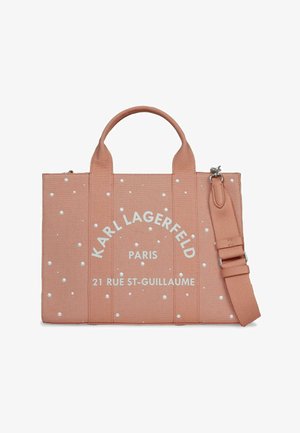 Roze canvas tas met handvatten en afneembare schouderriem, versierd met witte parels en de tekst "KARL LAGERFELD PARIS 21 RUE ST-GUILLAUME".