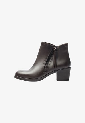 Botín de cuero negro con cremallera lateral y tacón bajo apilado, mostrado desde el lado exterior sobre un fondo blanco.