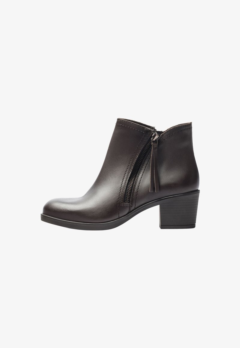 Botín de cuero negro con cremallera lateral y tacón bajo apilado, mostrado desde el lado exterior sobre un fondo blanco.