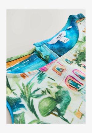 Krāsaina piedurkņu topi ar spilgtu tropisku rakstu zaļā, zilā un rozā krāsā. Izgatavots no mīksta, viegla auduma, ar apaļu kaklu.