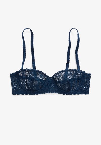 Marineblauwe kant beha met beugels, gevoerde cups en verstelbare banden. Bloemenpatroon met geschulpte randen op de band en cups.