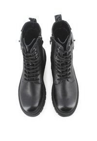 Botas de tobillo de cuero negro con un diseño de cordones, puntera redonda y parte superior texturizada. Cremalleras laterales y tiradores para facilitar su uso.