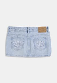 Φούστα μίνι από τζιν σε ανοιχτό μπλε χρώμα, με δύο πίσω τσέπες διακοσμημένες με κεντήματα και δερμάτινο λογότυπο στη μέση.